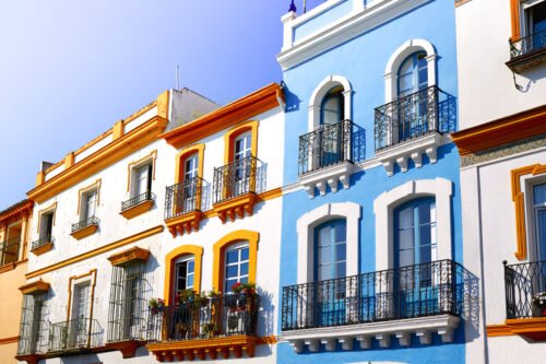 Fachadas de colores en el barrio de Triana de Sevilla