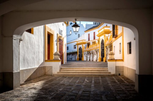 Calle estrecha en el barrio de El Arenal de Sevilla