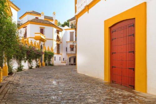 Calle estrecha en el barrio de Santa Cruz de Sevilla