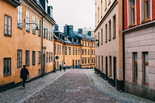 Calle estrecha en el barrio de Södermalm de Estocolmo
