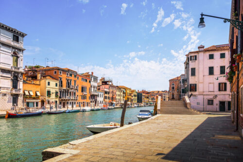 Un canal en el barrio de Cannaregio de Venecia