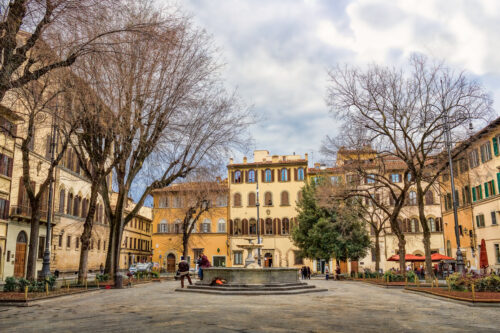 Plaza de Santo Spirito en el barrio Oltrarno de Florencia