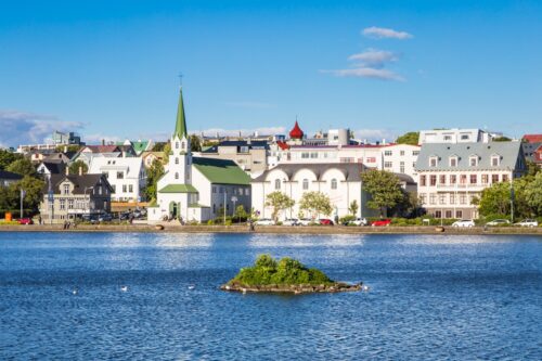 Vista del lago Tjornin en el barrio Vesturbaer de Reikiavik