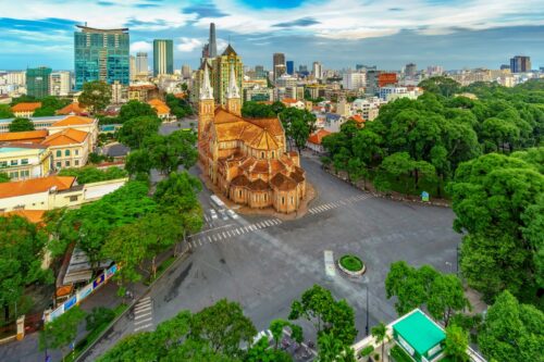 Vista de la catedral del distrito Pham Ngu Lao de Ciudad Ho Chi Minh