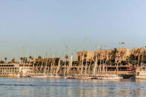 Felucas en la orilla oriental de Luxor