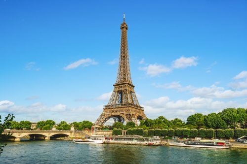 La Torre Eiffel y los muelles del Sena en París